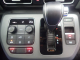 オートエアコンタイプなので細かい操作なしで快適温度に調整してくれます。シートヒーター付きで、冷えた車内でもスイッチを押せば数秒で座面と背もたれがあたたかくなります。