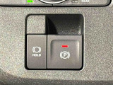 指先だけで簡単に操作が可能な電動パーキングブレーキを採用。「HOLD」スイッチを押すと、渋滞や信号待ちなどでブレーキペダルから足を離しても、ブレーキを保持するので安心です