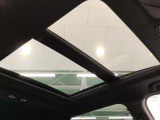 室内空間をさらに気持ち良く。スイッチ操作で天井部がスライドし、広大なサンルーフが出現。ガラス部は更に電動で開閉でき、チルトアップ機構も備えています♪
