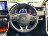 【純正革巻きステアリング】上質な革を使用することで、手にしっかり馴染みとても運転しやすいハンドルです♪