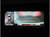 バックモニター付き。駐車の際のサポートとなり、必須アイテムのひとつですよね。それでも、バックする際は必ずご自身の目で確認をしてください。パノラミックビューで上から見下ろした視点でも確認できます!