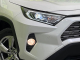 【LEDヘッドライト】悪天候や夜間走行時も良好な視界を確保し安心して運転できる高輝度LEDヘッドライトを装備!点灯速度が早く、消費電力も抑えられています。