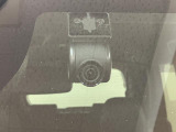 ナビ連動型前後ドライブレコーダーを装備!エンジンを始動すると起動して録画を開始します。録画した映像はナビの画面で確認出来るので、便利にお使い頂けます♪