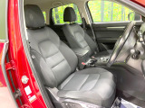 運転席まわりには十分なスペースがあり、大柄な方でもゆったり運転していただける環境です。