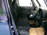 運転席の足元も広く余裕があります シートリフター付きで小柄な方でも高さ調整が可能です