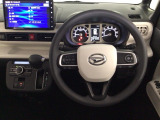 【ハンドル】運転にかかわる様々な操作を安全に行えるように視点移動が少なく操作性に配慮されたスイッチ類が凝縮されたコックピットです。