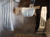 【ペダル】BMWはオルガン式アクセルペダルを採用しています。踏み込む足とペダルが同じ軌跡を描くため、かかとがずれにくく、アクセルコントロールがよりしやすくなるメリットがあります。
