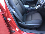 マツダ車のシートは人間工学に基づき設計されています。人の骨盤を支える様にシート内部の素材を研究し開発されていますのでロングドライブでも疲労を感じにくいのが特徴です☆
