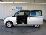 大開口の助手席側電動スライドドアを装備!段差も少なく、乗り降りも楽々!左右非対称のドアが特徴的!後席へちょっと荷物を置きたい時は、右後部スイングドアがとても便利です!