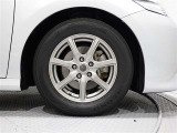 社外アルミホイール装着車、タイヤサイズは215/60R16です。
