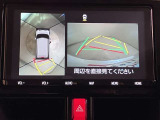 車両を真上から見た様な視点のパノラミックビューモニターを搭載しています。後方の死角だけでなく左右や前方の障害物の発見も容易になります。車載カメラの視点切替スイッチで様々な視野表示切替も可能です。