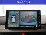 【パノラマモニター】に搭載した4つのカメラにより、車を真上から見ているような映像を表示。運転席から確認しにくい車両周囲の状況を把握できます。