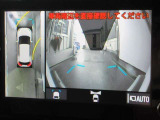 パノラミックビューモニター付きです。車両を上から見たような映像をディスプレイオーディオ画面に表示。運転席からの目視だけでは見にくい、車両周辺の状況をリアルタイムでしっかり確認できます。
