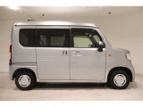 スライドドアは、通常のドアに比べて、車のボディに平行に開閉するので、開けてもスペースをとりません!狭いスペースでも乗り降り楽々です!