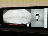 パノラミックビューモニターシステムが付いているので車の上から見た映像が確認できますよ。 一目で車両周辺の情報を確認できますが、直接安全をご確認下さい。