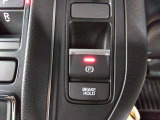 電子パーキングに加えてブレーキホールドシステムを装備しておりますので、信号待ちや踏み切り待ちでもブレーキを踏まずに停止できます!発進する際はアクセルを踏むだけですので渋滞時などはかなり楽ですね!