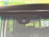 【シティブレーキアクティブシステム】低速走行中に前方の車両等を認識し、衝突しそうな時は警報とブレーキで衝突回避と被害軽減をアシスト。より安全にドライブをお楽しみいただけます。