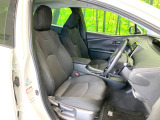 運転席まわりには十分なスペースがあり、大柄な方でもゆったり運転していただける環境です。