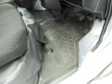 フロアマットも綺麗にクリーニングされています。尚、臭い・汚れ等には個人差がございますので、必ず現車確認下さいませ。