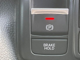 【電動パーキングブレーキ】パーキングブレーキは便利な電動式!ボタン一つで操作でき、アクセルを踏めば自動で解除されます♪レバーやペダルが無いので運転席廻りもすっきりしますね♪