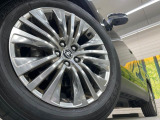 【グレード専用純正19インチアルミホイール】デザイン性の高い純正アルミホイールを装着しております。各種社外アルミホイールや、スタッドレスタイヤも取扱いしております。是非ご相談ください♪