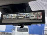 インテリジェント ルームミラー、車両後方のカメラ映像をミラー面に映し出すので、車内の状況や、天候などに影響されずいつでもクリアな後方視界が得られます。