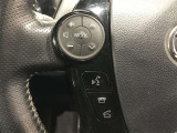 ステアリングスイッチ付きで、運転中に視線を前に向けたまま操作できます。