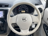 インテリアに合わせたデザインのステアリングは、運転される方のことも考え、運転しやすい形状、大きさです。是非一度、実際に触ってお確かめください。