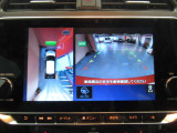 アラウンドビューモニターは4方のカメラで真上から車を見たようにモニターで確認ができます。周辺の安全確認、小さなお子様や障害物も目視で確認できるので駐車のしやすさだけでなく、事故防止にも役立ちます。