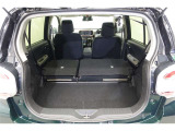 セカンドシートを倒した状態です。セカンドシートは独立可倒、荷物に合わせてラゲッジスペースをアレンジできます。