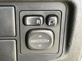 【電動格納ミラー】サイドミラーは電動格納式となっており、狭い駐車場でもキズがつくリスクを抑えられます。
