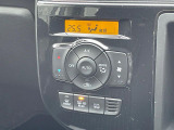 【オートエアコン】一度お好みの温度に設定すれば、車内の温度を検知し風量や温度を自動で調整。暑い&hellip;寒い&hellip;と何度もスイッチ操作をする必要はありません。快適な車内空間には必須の機能ですね♪