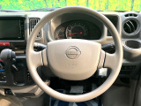 インテリアに合わせたデザインのステアリングは、運転される方のことも考え、運転しやすい形状、大きさです。是非一度、実際に触ってお確かめください。