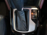 インパネシフトで操作性がいいです。足元もスッキリしています。またエアコンは四季を通じて車内を快適に保つオートエアコンを装備しています。ミッションは、変速ショックが少なく滑らかなCVTを採用しています!