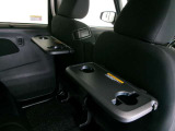 運転席・助手席にシートバックテーブル完備カップホルダー2個完備で便利です