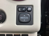 狭い駐車場で便利な電動格納ドアミラーが付いています。