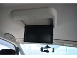 後席フリップダウンモニターでお子様が長時間のドライブに飽きることなく楽しめて、渋滞の際にも退屈することなく大活躍です☆