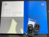 メンテナンスノート【整備記録簿】、取説も揃ってます。スマートキーはバッグなどにしまったままボタン操作でエンジンの始動・停止ができて大変便利です。