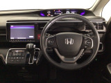 【ハンドル】運転にかかわる様々な操作を安全に行えるように視点移動が少なく操作性に配慮されたスイッチ類が凝縮されたコックピットです。