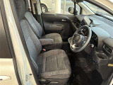 運転席と助手席は御覧の通りです。スペースも十分で運転しやすそうです。