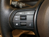 【ステアリングリモコン】ステアリングにオーディオ調節可能なスイッチが装備されていますので運転中でも視線をそらさずにオーディオの調節が可能です!