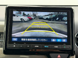 駐車時の安全確認をサポートするバックカメラも使用できます。インターナビで様々な情報を得ることもできます。