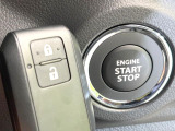 【キーレススタートシステム】カバンやポケットに入れたままでもドアの施錠・解錠が可能なスマートキーを装備。エンジンのオン・オフ時もカギを取り出す必要が無いからとっても便利です♪