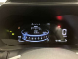 とっても見やすいメーターです。夜間時はラグジュアリーな気分にさせてくれる照明が魅力ですので、夜のドライブも楽しみになりますよ♪