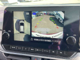 車を真上から見ているように、周囲の状況を把握しながら安心して駐車が行えるアラウンドビューモニター装備!