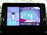 まるで空から見下ろしたかのような映像を映し出すアラウンドモニターだから、車庫入れもラクラクです!