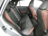 後部座席も当然、綺麗・清潔に仕上げております。内装の綺麗なお車は気持ちが良いですね。