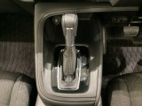 CVT車のセレクトレバーです。低速から高速まで、変速ショックのないスムーズな走りと、エンジン効率のよい領域を維持して燃費にも貢献します。