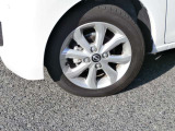 アルミホイール付!鉄ホイールと違って軽いので燃費にも影響してきます。ガソリンの高騰に少しは貢献します!足元がきまります。