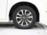 純正アルミホイールを装備、タイヤサイズは195/65R15です。